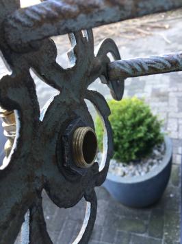 Wasserschlauchhalter aus Gusseisen - Wasserhahn aus Messing - grün/braun